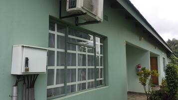 Daily cooked-to-order breakfast (USD 8 per person)