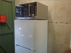 Frigorífico grande, microondas, placa de cocina y cafetera o tetera