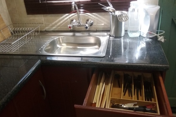 Refrigerador con freezer, microondas, placa de cocina, cafetera/tetera