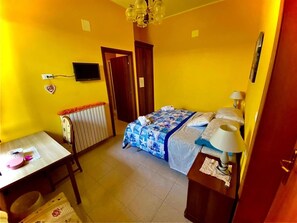 Meja, katil bayi/kot (surcaj), Wi-fi percuma 