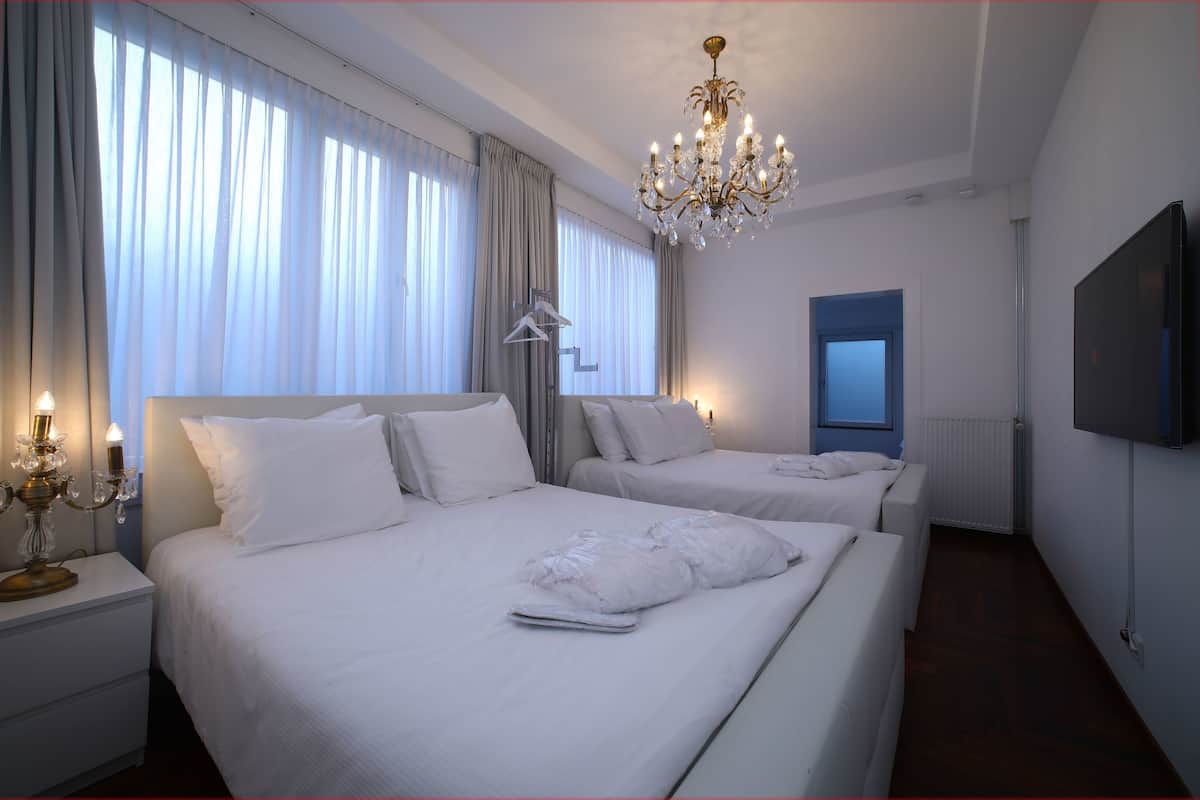 Casa família (J/51) | Roupas de cama premium, ferros/tábuas de passar roupa, Wi-Fi de cortesia