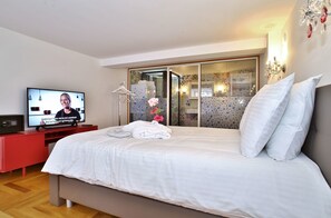 Family Suite | Premium bedding, iron/ironing board, free WiFi