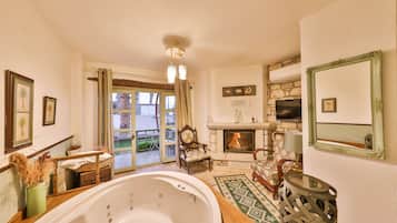 Garden Deluxe Suite with Terrace, Fireplace and Jetted Tub | Private spa tub
