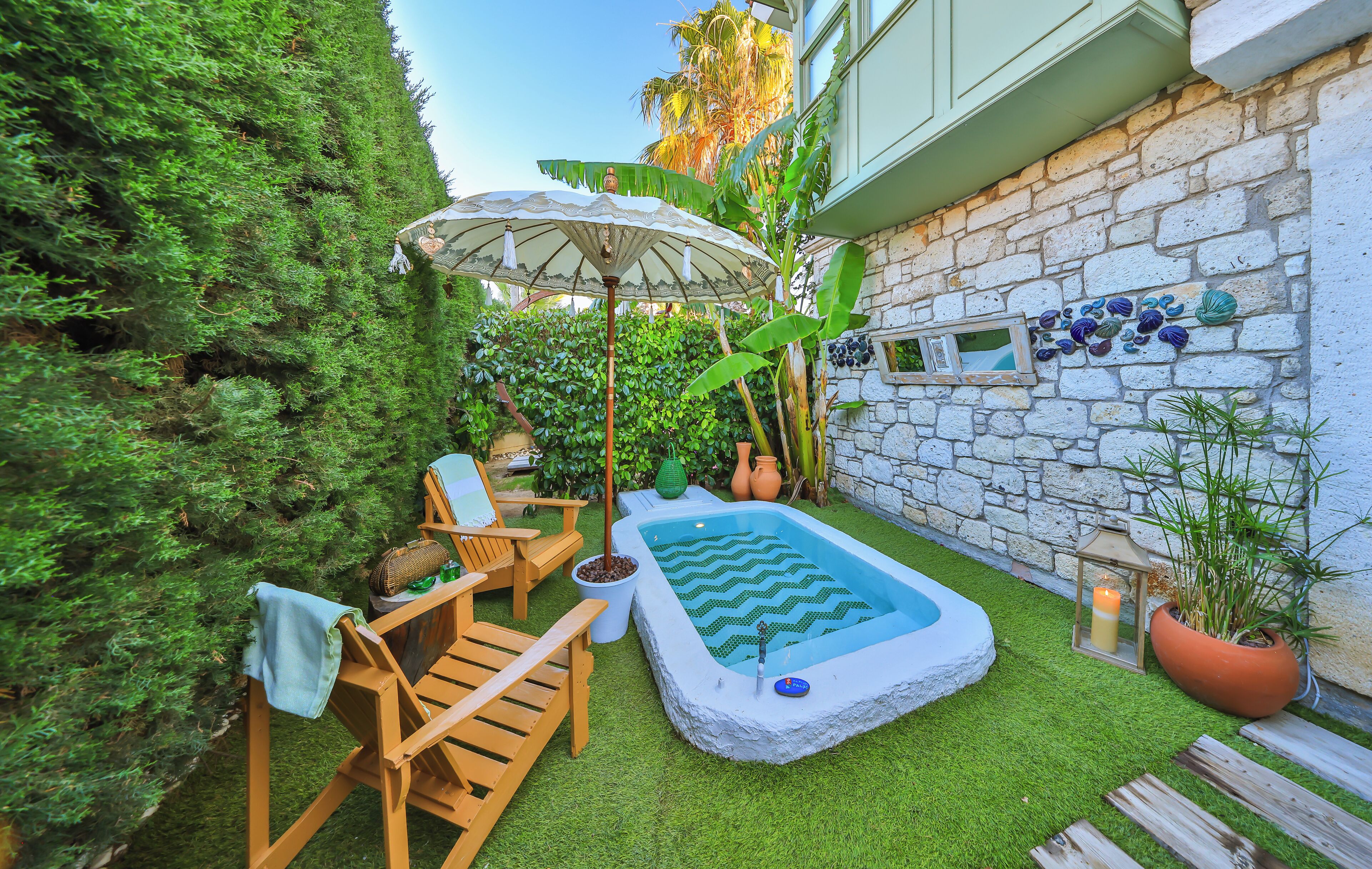 Garden Deluxe Suite with Terrace, Fireplace and Jetted Tub | 埃及棉床单、高档床上用品、迷你吧、客房内保险箱