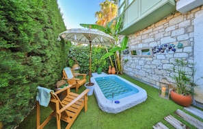 Garden Deluxe Suite with Terrace, Fireplace and Jetted Tub