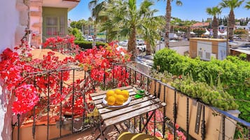 Habitación superior, bañera de hidromasaje, vistas al jardín | Sábanas de algodón egipcio, ropa de cama de alta calidad, minibar