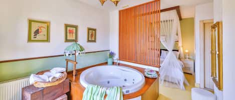 Un baño con bañera, tocador de madera y zona de ducha.