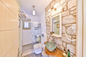Garden Deluxe Suite with Terrace, Fireplace and Jetted Tub | Bathroom - Palas Alacati - Adults Only (Cesme)