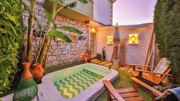 Garden Deluxe Suite with Terrace, Fireplace and Jetted Tub | Front of property