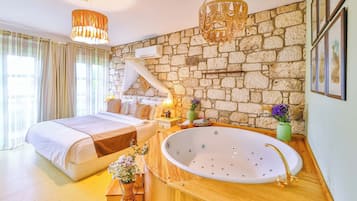 Deluxe Room with Terrace, Fireplace and Jetted Tub