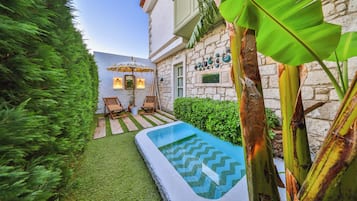 Garden Deluxe Suite with Terrace, Fireplace and Jetted Tub | 1 bedroom, Egyptian cotton sheets, premium bedding, minibar