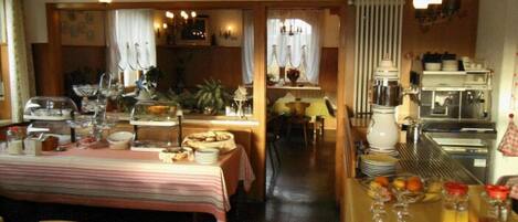 Free daily buffet breakfast