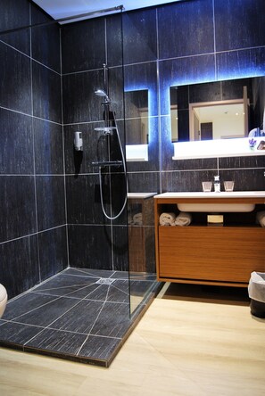 Executive Suite | Bathroom | Shower, rainfall showerhead, eco-friendly toiletries, hair dryer - Appart'Hôtel La Girafe (La Penne-sur-Huveaune)