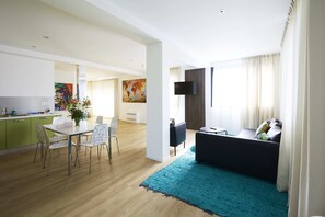 Suite Premium, 2 chambres, terrasse | Coin séjour