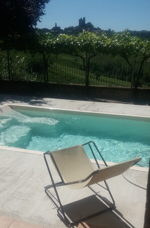 Piscine extérieure (ouverte en saison), chaises longues