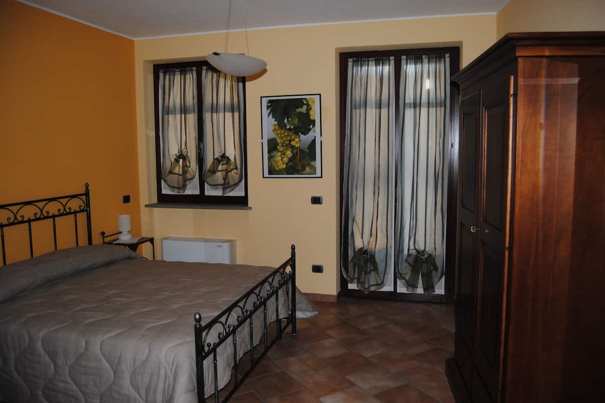 Ropa de cama de alta calidad, minibar y escritorio