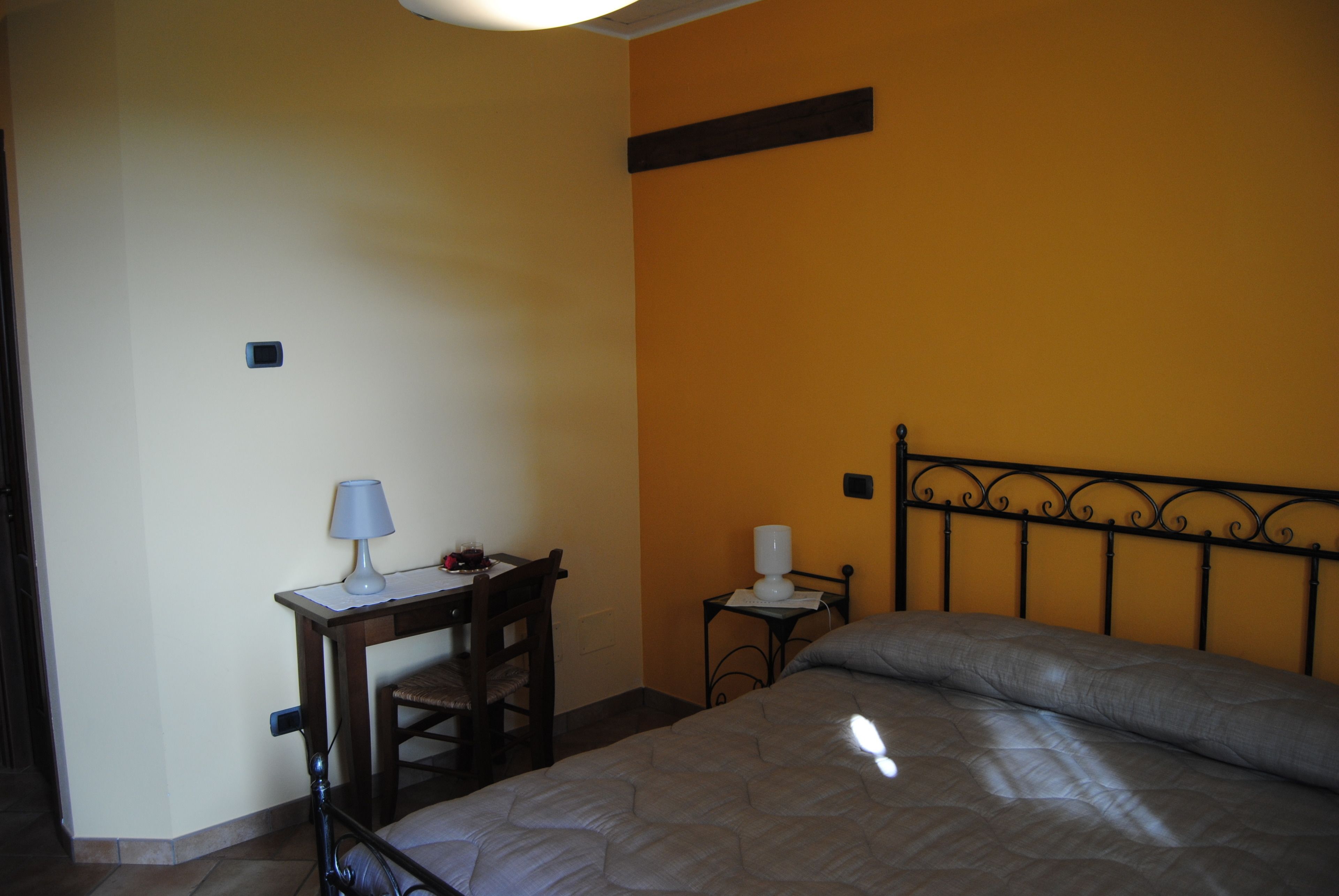 Ropa de cama de alta calidad, minibar y escritorio 