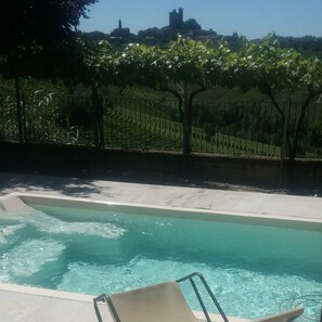 Seasonal outdoor pool, open 10:00 AM to 6:30 PM, sun loungers - Agriturismo i Grappoli (Serralunga d'Alba)