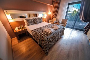 Minibar, caja fuerte, escritorio y wifi gratis