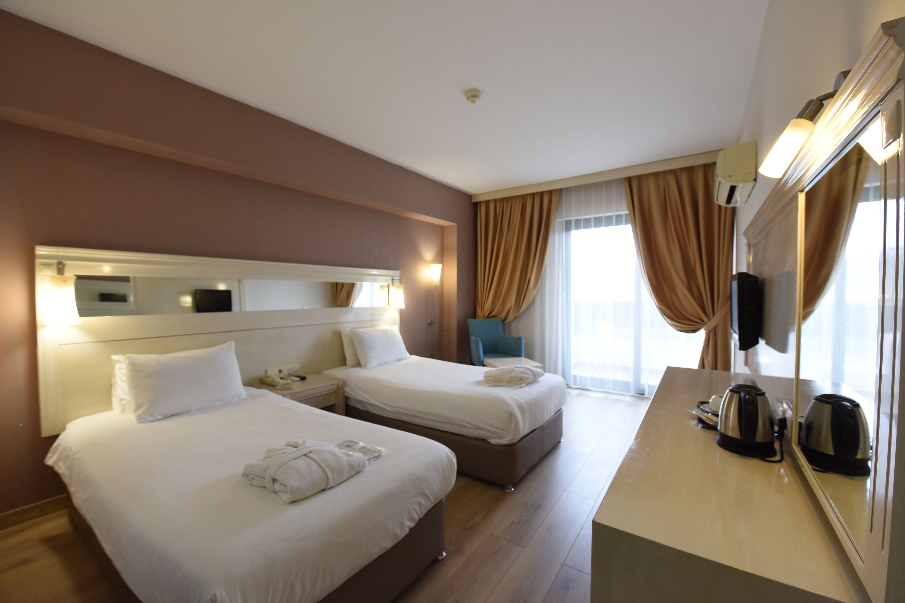 Familierom | Minibar, safe på rommet, skrivebord og wi-fi (inkludert)