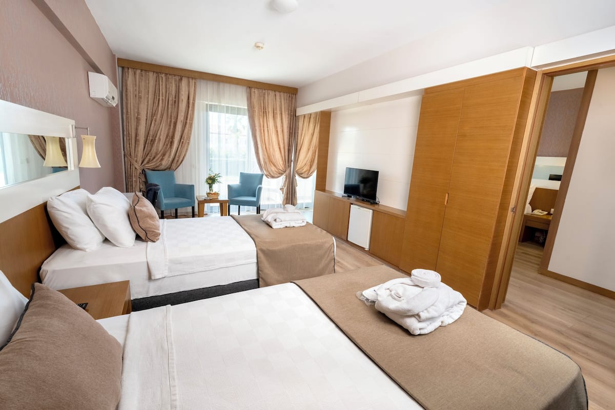 Family Room | Minibar, in-room safe, desk, WiFi (free)