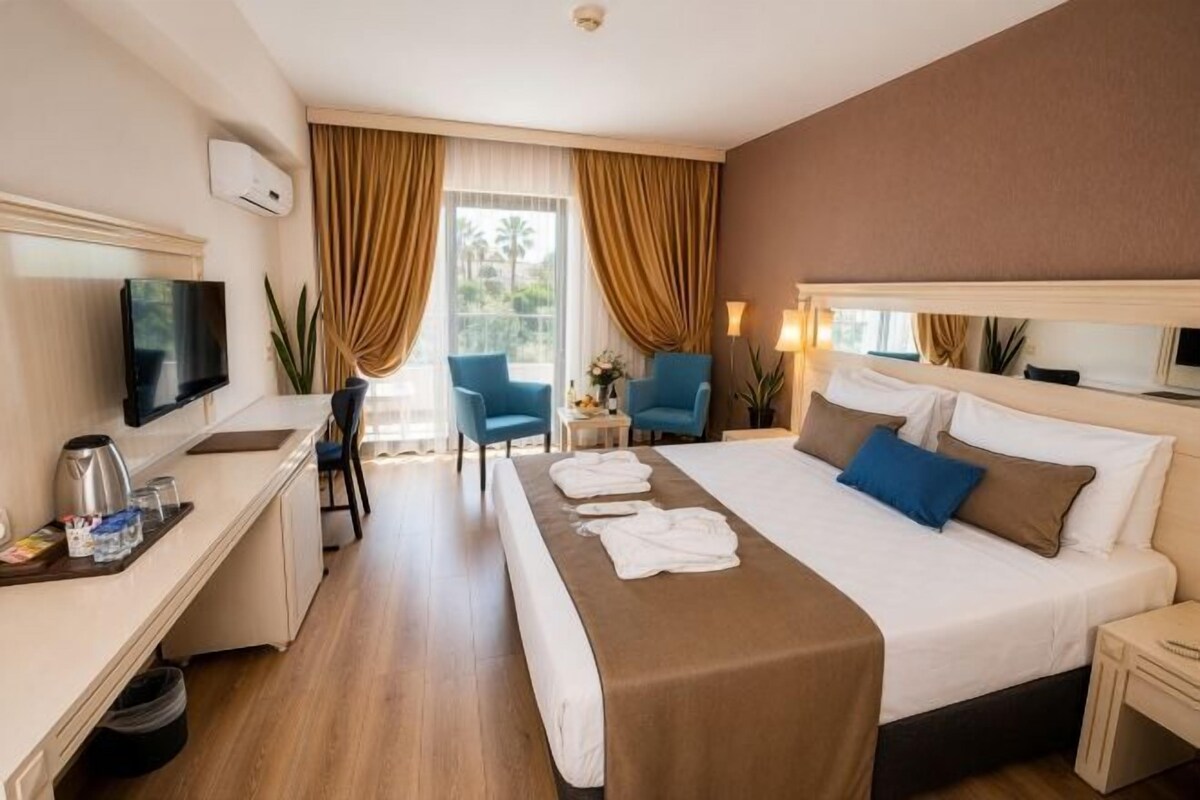 Minibar, in-room safe, desk, WiFi (free)