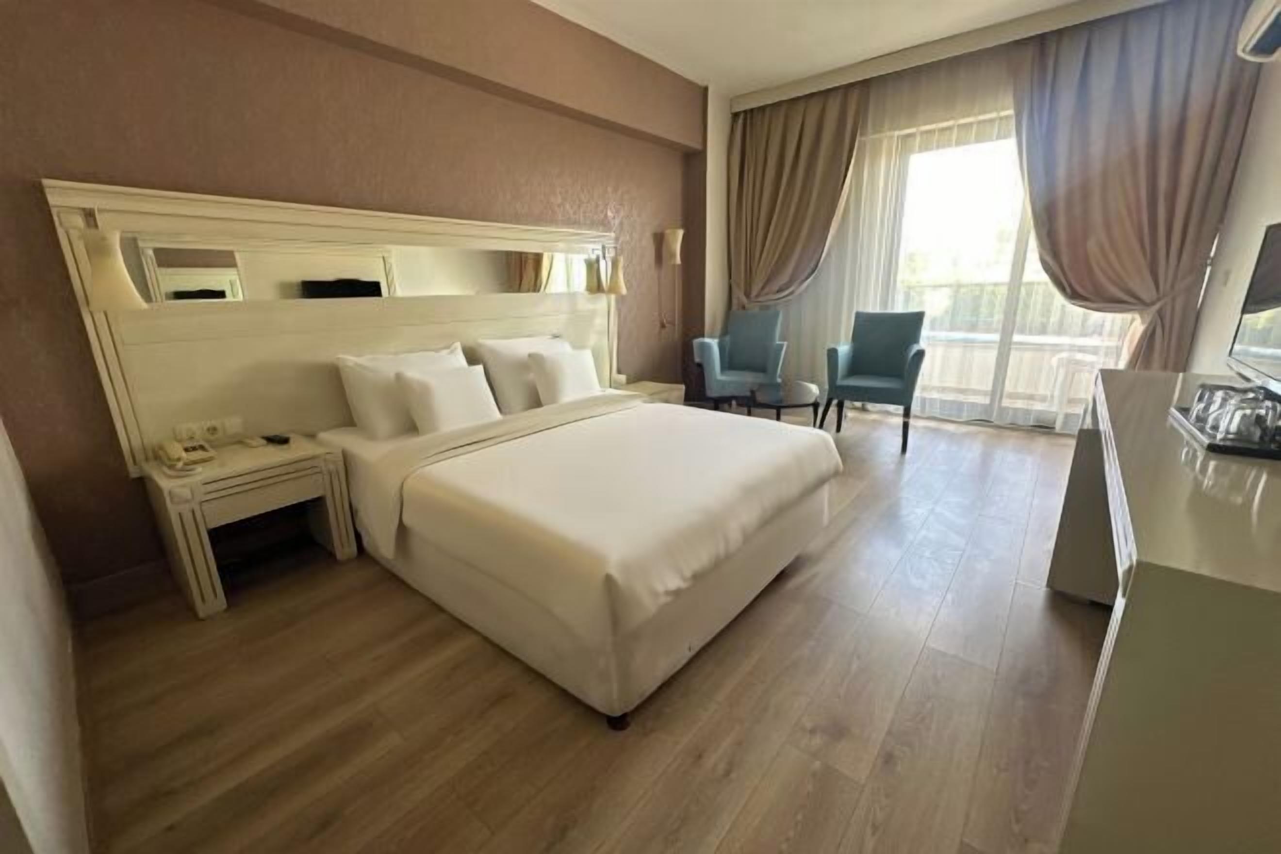 Frigobar, cofres nos quartos, escrivaninha, Wi-Fi de cortesia