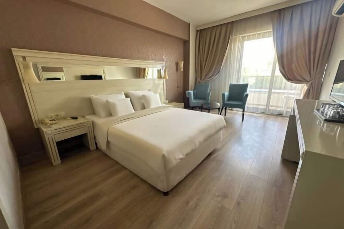 1 makuuhuone, minibaari, tallelokero huoneessa, työpöytä