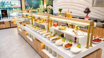 Phục vụ bữa sáng và bữa tối