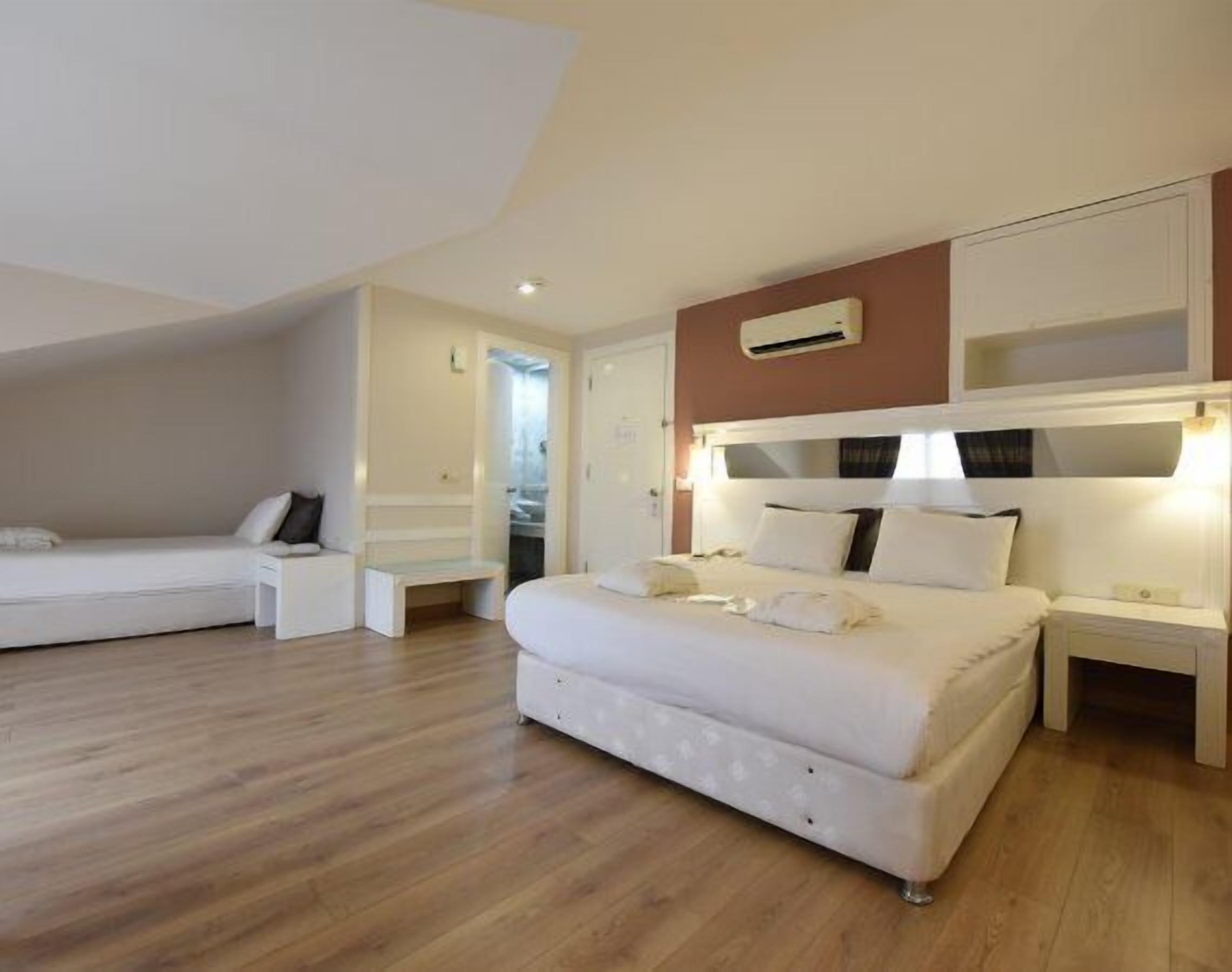 Frigobar, cofres nos quartos, escrivaninha, Wi-Fi de cortesia