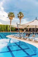 2 piscinas cubiertas, 2 piscinas al aire libre