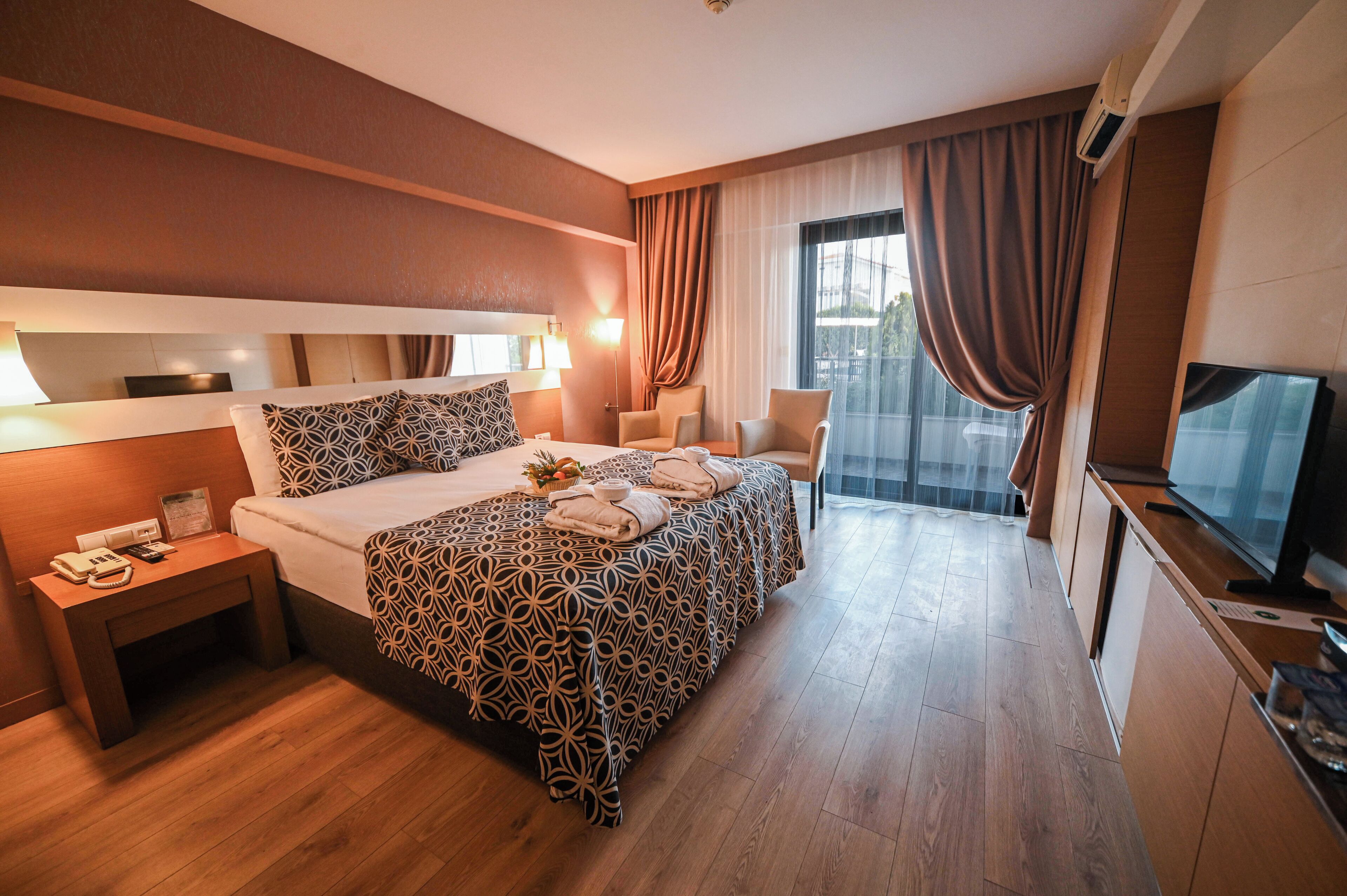 Neljän hengen deluxe-huone | Minibaari, tallelokero huoneessa, työpöytä, ilmainen Wi-Fi