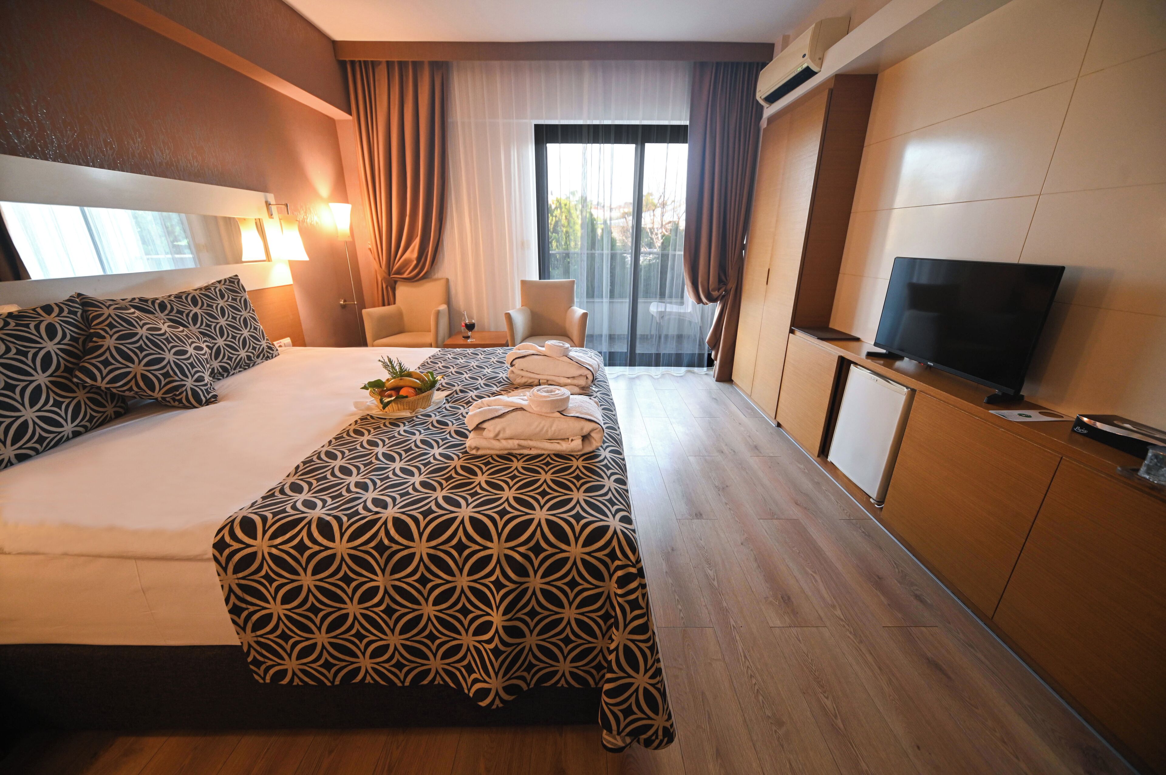 豪華四人房 | 迷你吧、客房內保險箱、書桌、免費無線上網