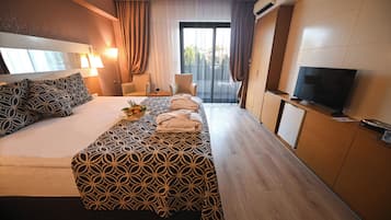 Deluxe Quadruple Room | Minibar, in-room safe, desk, free WiFi