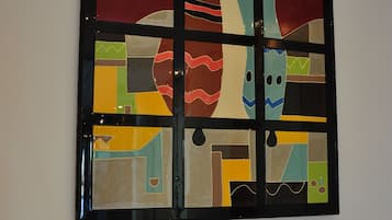 Un'opera d'arte astratta a parete con forme geometriche e linee.