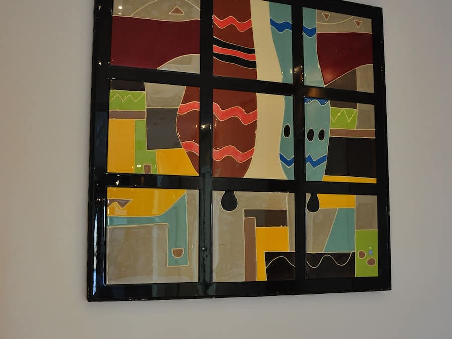 Un'opera d'arte astratta a parete con forme geometriche e linee.