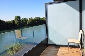 Business Double Room, Ensuite, River View (Balcon) | Premium bedding, in-room safe, desk, free WiFi - Hôtel de la seine (Epinay-sur-Seine)