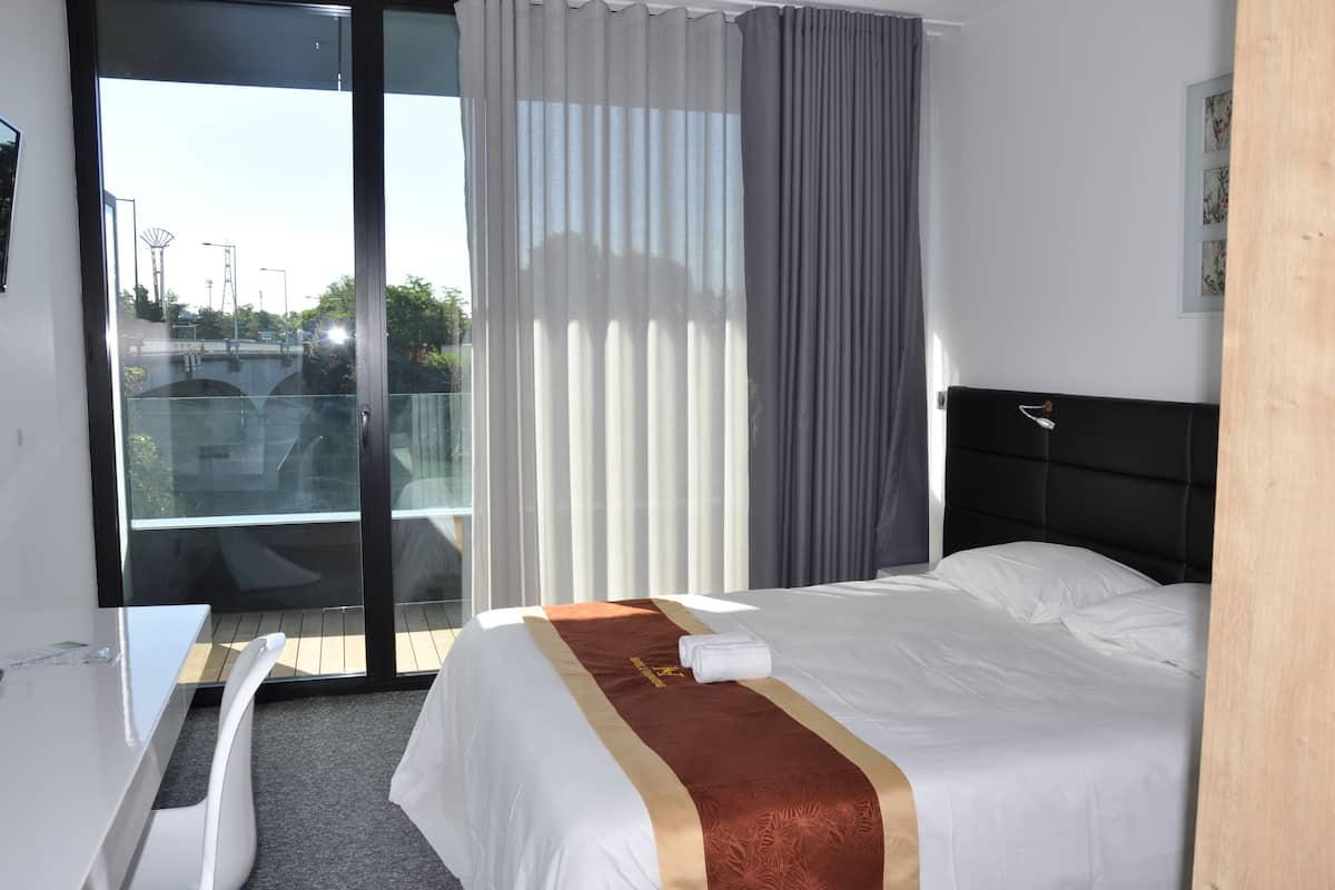 Business Double Room, Ensuite, River View (Balcon) | Premium bedding, in-room safe, desk, free WiFi
