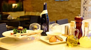 Se sirven desayunos, comidas, cenas y cocina internacional