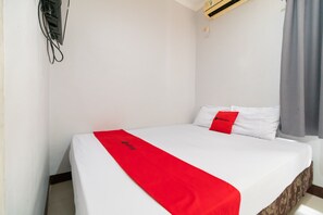 Double Room, 1 Double Bed | Blackout curtains, free WiFi - RedDoorz @ Tondano Benhil (Jakarta)