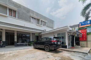 Exterior - RedDoorz @ Tondano Benhil (Jakarta)