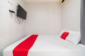 Double Room, 1 Double Bed | Blackout curtains, free WiFi - RedDoorz @ Tondano Benhil (Jakarta)