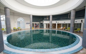 Piscine couverte, 2 piscines extérieures, parasols de plage