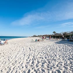 Plage privée à proximité, chaises longues, parasols, serviettes de plage