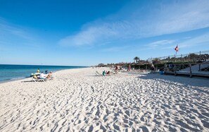 Platja privada a prop, gandules de platja i para-sols per a la platja 