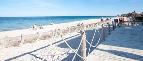 Privéstrand vlakbij, ligstoelen aan het strand, parasols, strandlakens