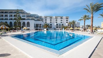 Alberca techada, 2 albercas al aire libre y sombrillas en la alberca