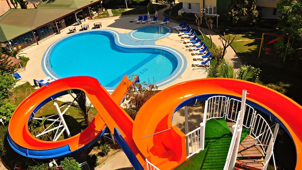 En swimmingpool med vandrutsjebane og liggestole.