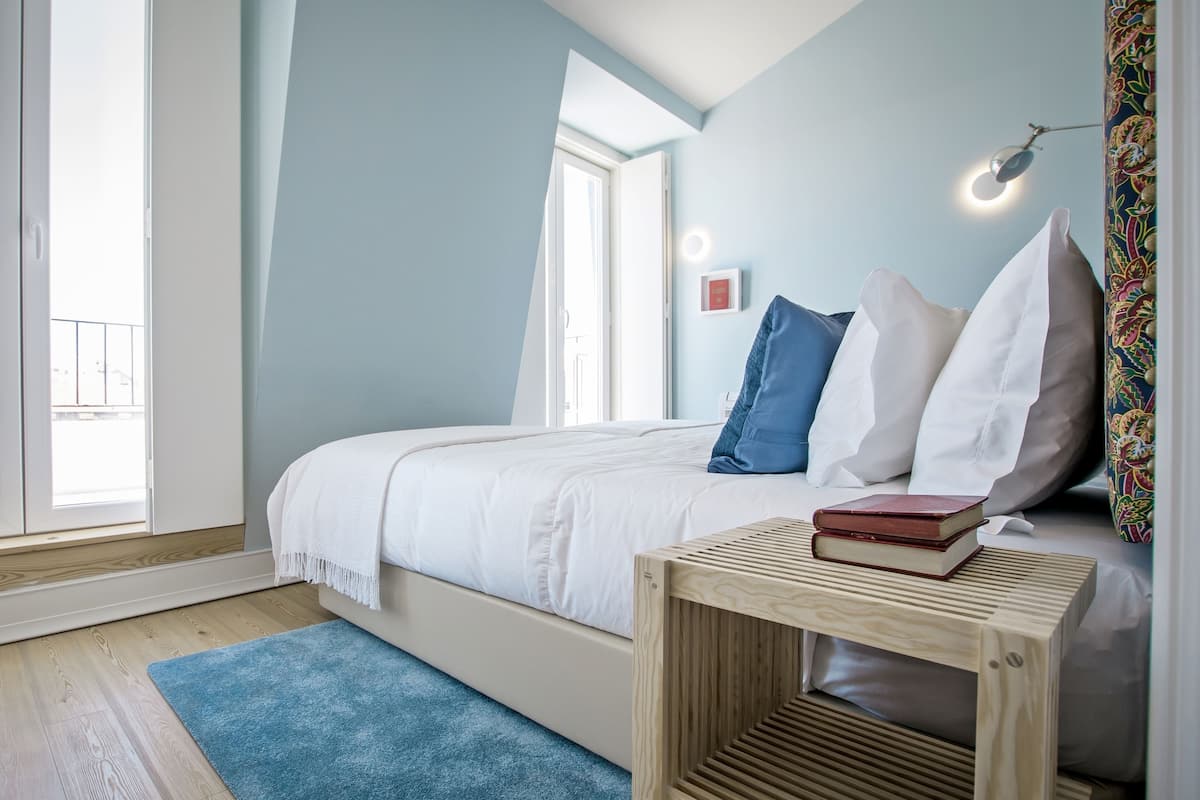 Ropa de cama hipoalergénica y caja de seguridad en la habitación