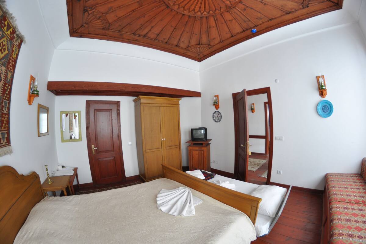 Economy Double Room | Minibar, individually furnished, free cots/infant beds, free WiFi
